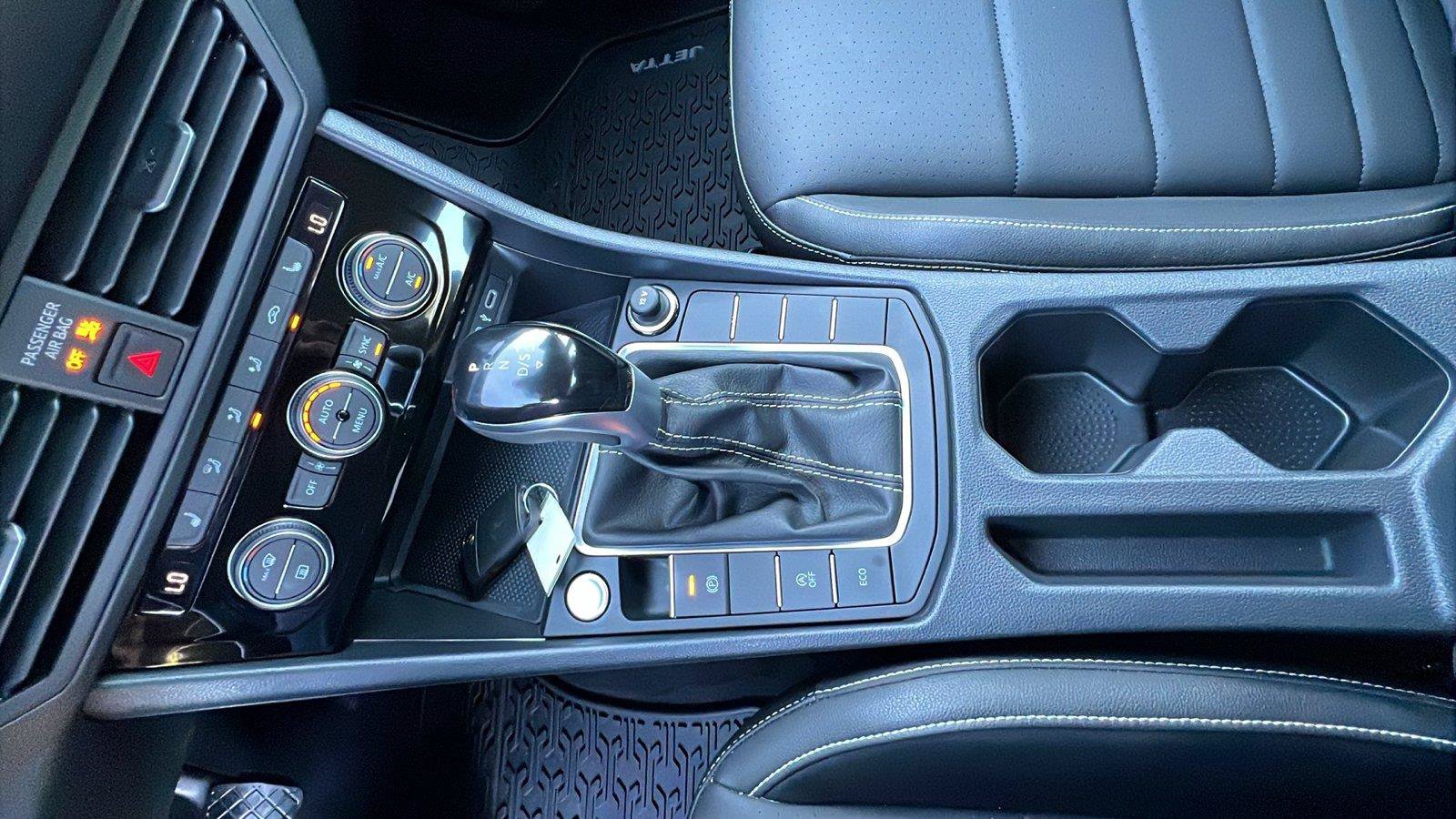 Certified 2024 Volkswagen Jetta SE FWD image 25
