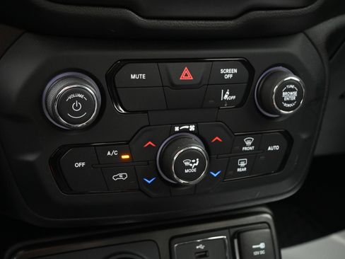 Used 2023 Jeep Renegade Altitude image 21