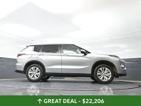 Used 2025 Mitsubishi Outlander ES image 49