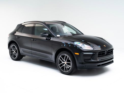 Certified 2025 Porsche Macan image 7