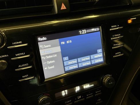 Used 2019 Toyota Camry SE image 12