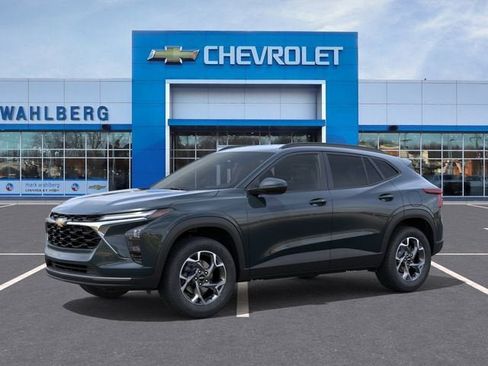 New 2026 Chevrolet Trax LT w/ LT Convenience Package FWD image 2