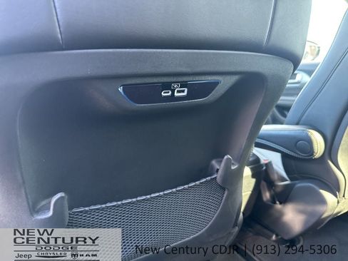 Used 2024 Chrysler Pacifica Touring-L w/ S Appearance Package image 9