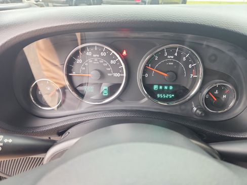 Used 2015 Jeep Wrangler Unlimited Rubicon w/ Connectivity Group image 27