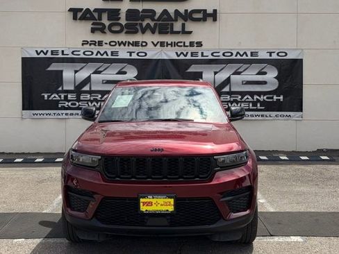 Used 2025 Jeep Grand Cherokee Altitude AWD/4WD image 3