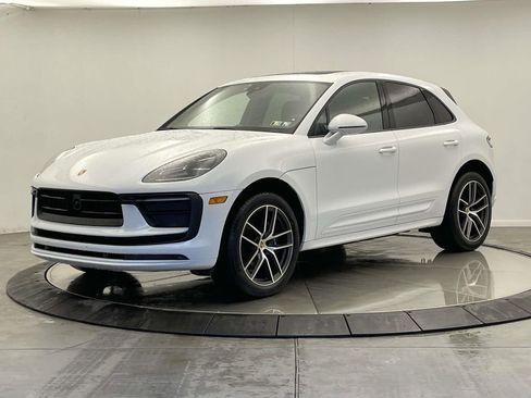 Certified 2025 Porsche Macan image 1