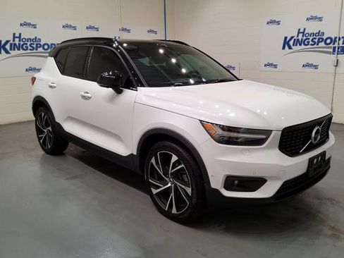 Used 2022 Volvo XC40 T5 R-Design w/ Advanced Package image 2