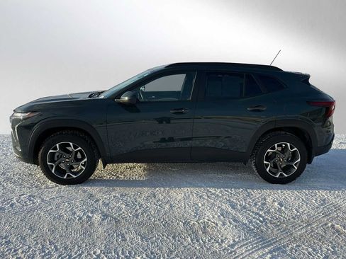 Used 2025 Chevrolet Trax LT w/ LT Convenience Package image 6