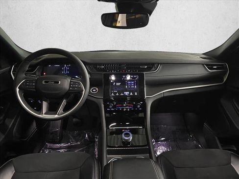 Used 2024 Jeep Grand Cherokee L Altitude image 12