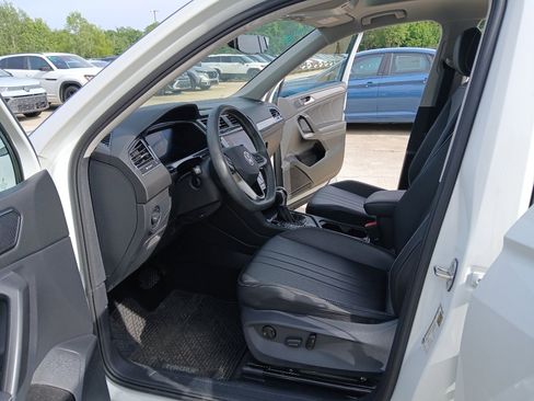 Used 2023 Volkswagen Tiguan SE w/ Panoramic Sunroof Package AWD/4WD image 9