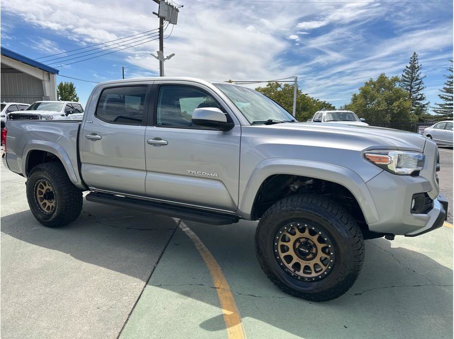 Used 2017 Toyota Tacoma SR5 w/ Tow Package AWD/4WD image 4