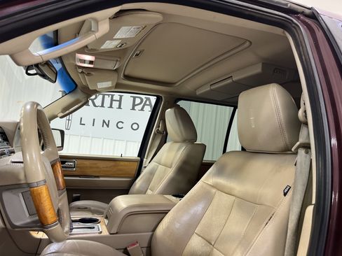 Used 2010 Lincoln Navigator L image 7