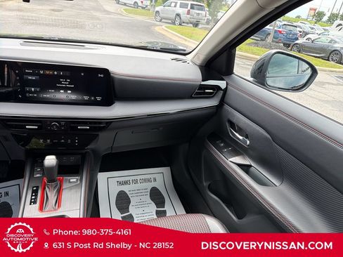 Certified 2025 Nissan Kicks SR FWD image 32