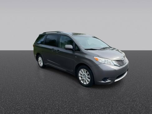 Used 2016 Toyota Sienna LE AWD/4WD image 3