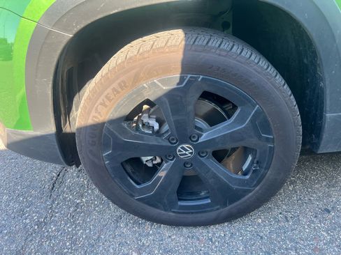 Used 2025 Volkswagen Taos SE AWD/4WD image 9