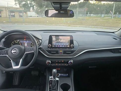 Used 2025 Nissan Altima 2.5 SV image 17