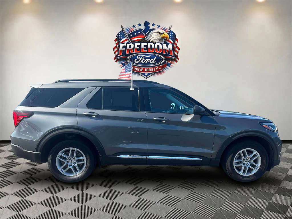 Used 2025 Ford Explorer Active AWD/4WD image 4