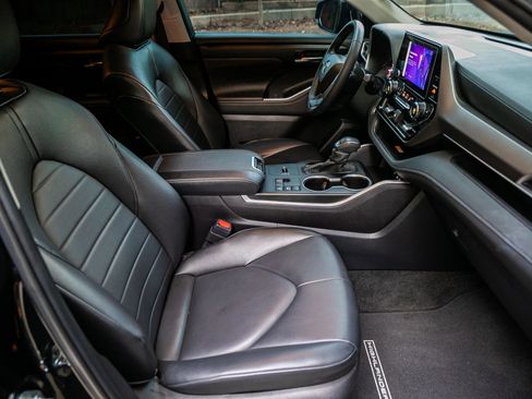 Used 2024 Toyota Highlander XLE image 24