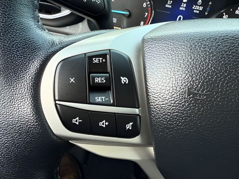 Used 2022 Ford Explorer XLT w/ Equipment Group 202A AWD/4WD image 17