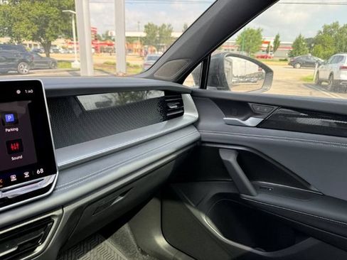 New 2026 Volkswagen Tiguan SE R-Line FWD image 18
