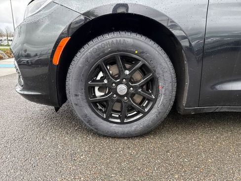 Used 2024 Chrysler Pacifica Touring-L image 27