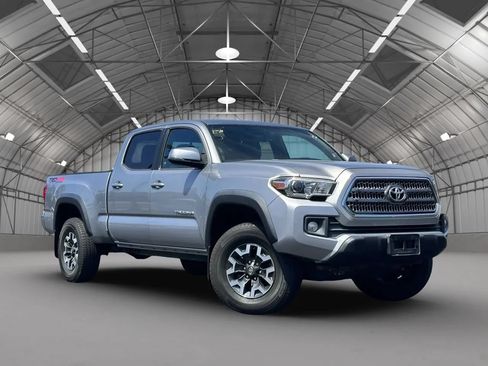 Used 2017 Toyota Tacoma TRD Off-Road w/ Tow Package AWD/4WD image 12