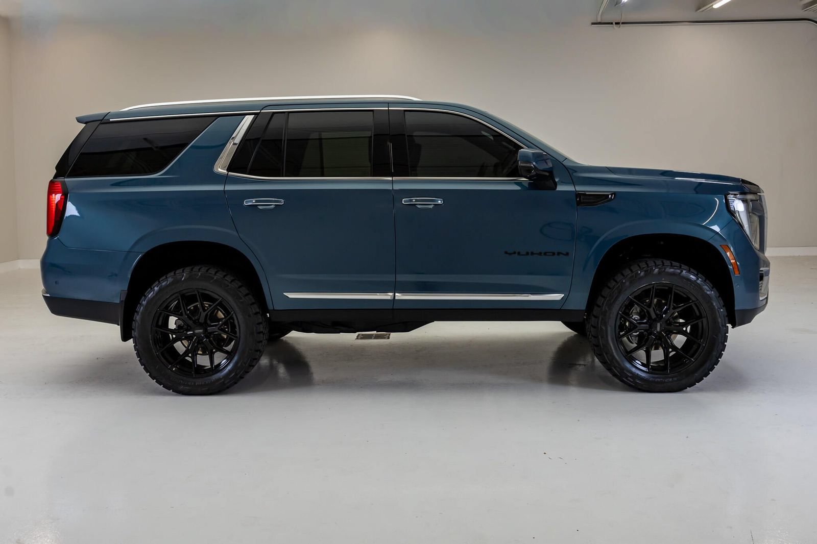 Used 2025 GMC Yukon Elevation AWD/4WD image 11