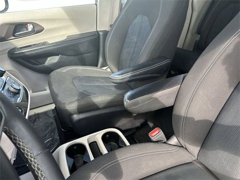 Used 2022 Chrysler Voyager LX image 24