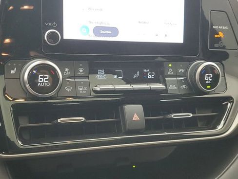 Used 2023 Toyota Highlander XLE image 32