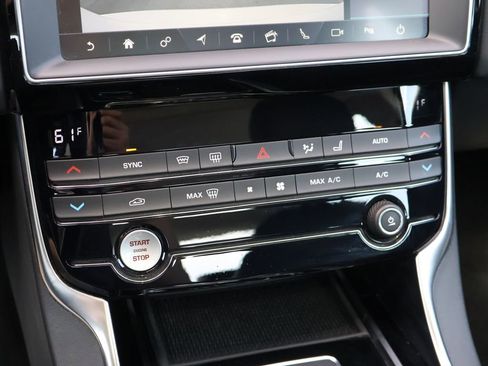 Used 2019 Jaguar XE Premium image 25