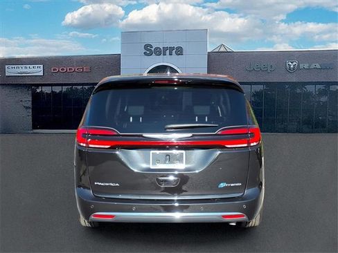 Certified 2023 Chrysler Pacifica Limited image 5
