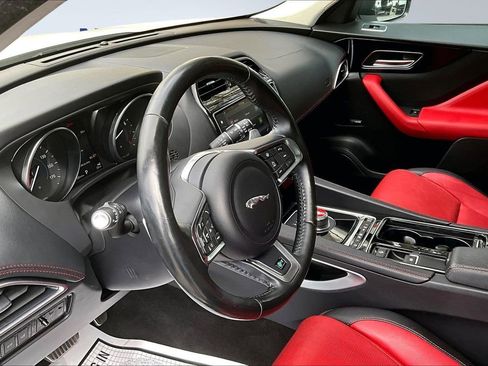 Used 2018 Jaguar F-PACE R-Sport image 16