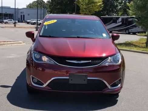 Used 2018 Chrysler Pacifica Touring Plus w/ Tire & Wheel Group FWD image 7