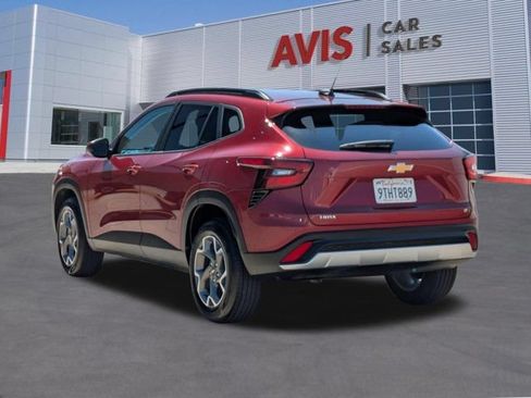 Used 2025 Chevrolet Trax LT w/ LT Convenience Package FWD image 9