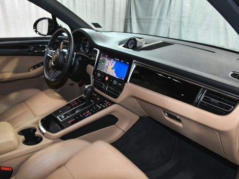 Used 2025 Porsche Macan image 55
