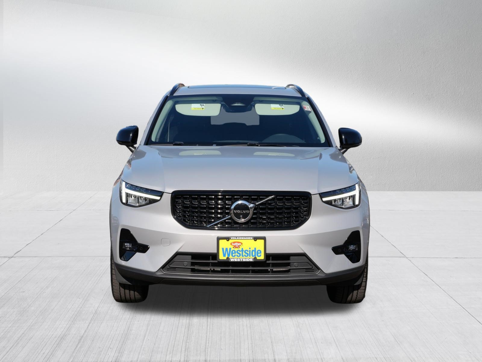 Used 2024 Volvo XC40 B5 Plus w/ Climate Package AWD/4WD image 2