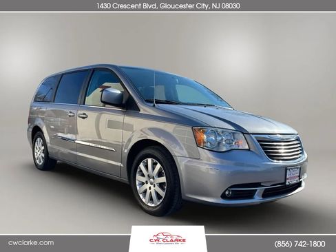 Used 2016 Chrysler Town & Country Touring image 4