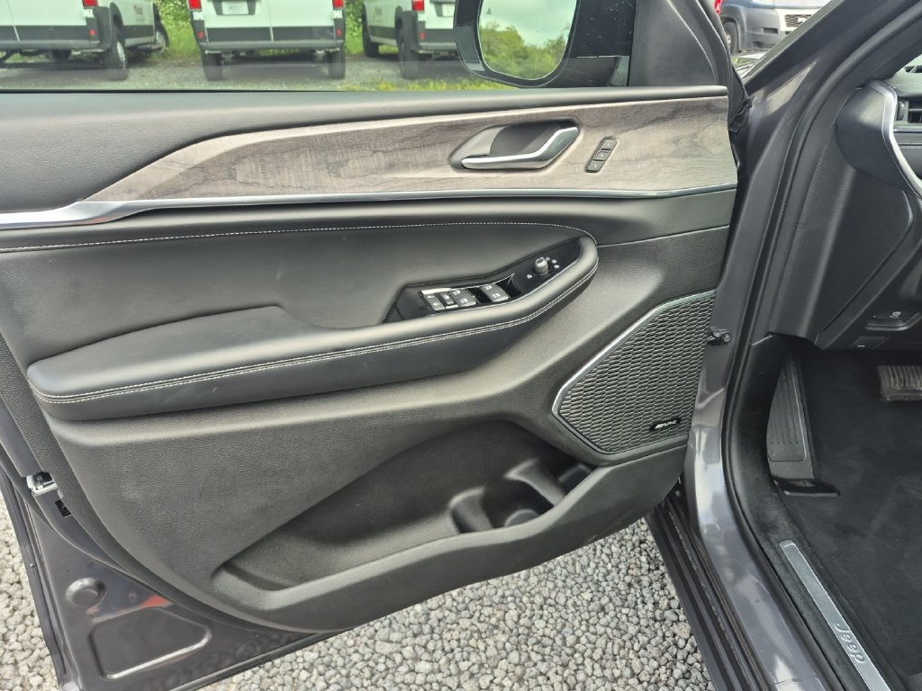 Used 2023 Jeep Grand Cherokee Overland RWD image 16