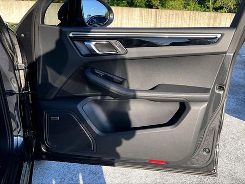 Used 2021 Porsche Macan image 22