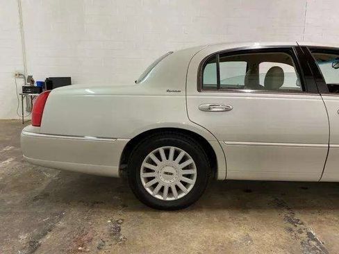 Used 2005 Lincoln Town Car Signature image 73