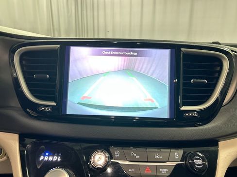 Used 2024 Chrysler Pacifica Touring-L image 18