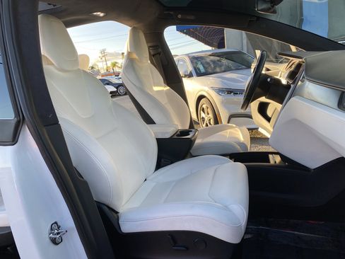 Used 2018 Tesla Model X 75D image 34