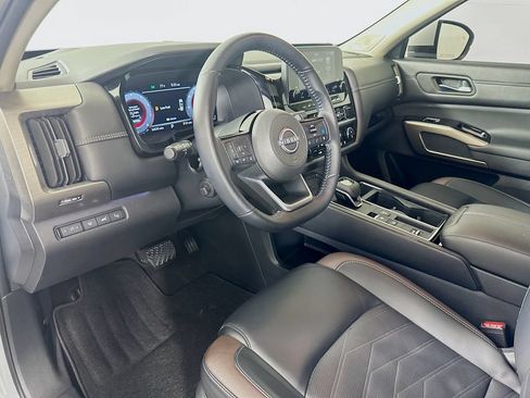 Used 2025 Nissan Pathfinder Platinum FWD image 9