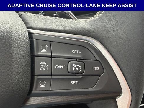 Used 2025 Jeep Grand Cherokee Altitude RWD image 11