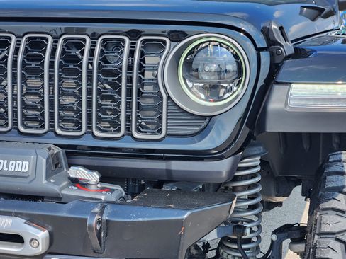 Used 2025 Jeep Gladiator Rubicon AWD/4WD image 8