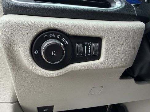 Used 2023 Chrysler Pacifica Limited image 11