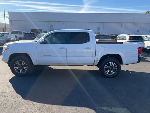Used 2018 Toyota Tacoma TRD Sport image 4