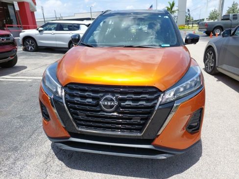 Used 2023 Nissan Kicks SR w/ SR Premium Package FWD image 2
