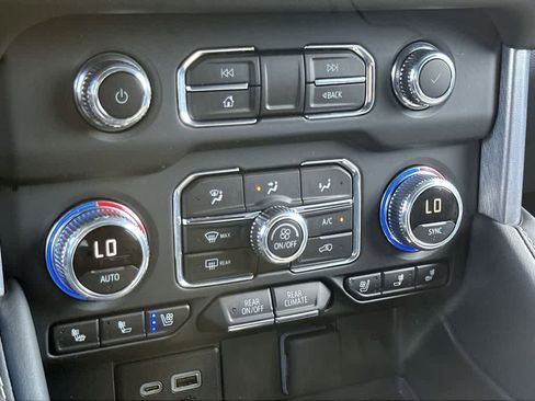 Used 2024 GMC Yukon SLT w/ SLT Luxury Package RWD image 20