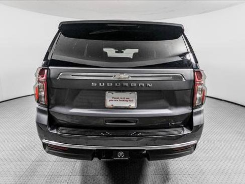 Used 2022 Chevrolet Suburban LT RWD image 7